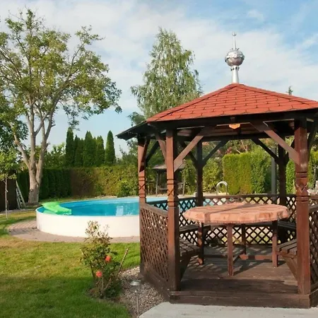Hochwertiges In Mit Grill, Terrasse Und Pool Holiday home *