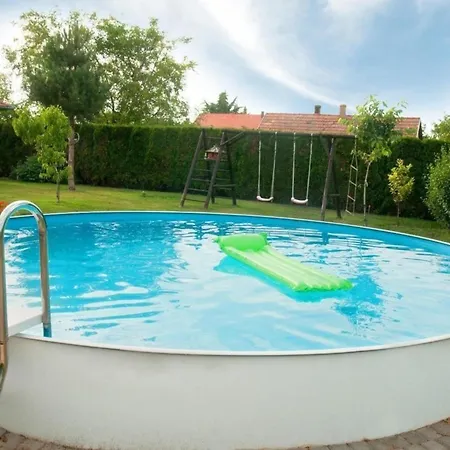 Hochwertiges In Mit Grill, Terrasse Und Pool Holiday home *